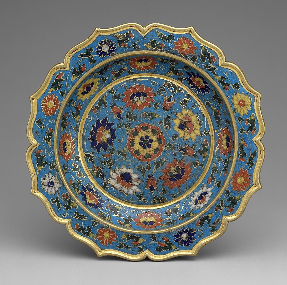220px-明早期_掐絲琺瑯菱花口碟-Dish_with_scalloped_rim_MET_DT7072_(cropped)
